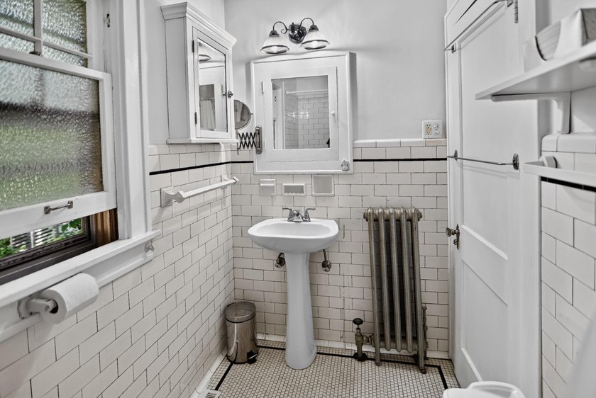 AUTHENTICALLY CHARMING DOWNTOWN HIDEOUT - Walk to everything and - photo 28