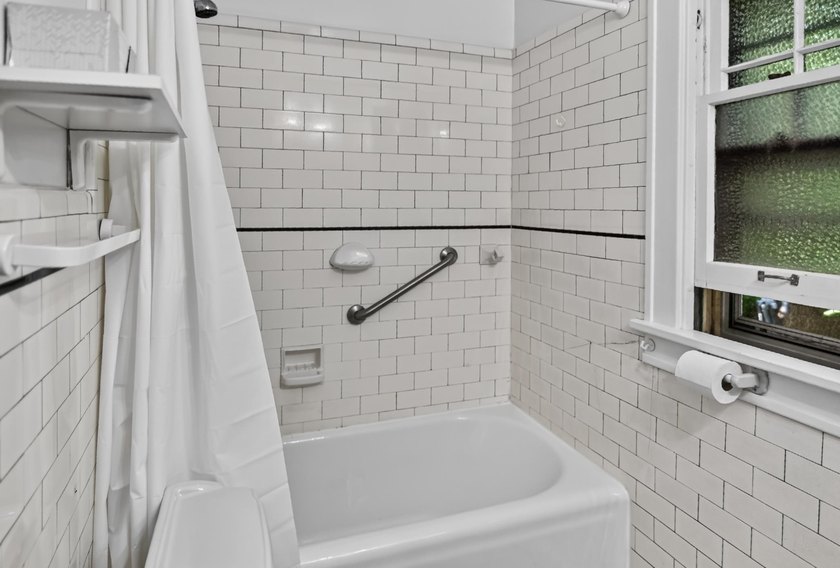 AUTHENTICALLY CHARMING DOWNTOWN HIDEOUT - Walk to everything and - photo 30