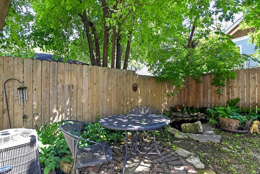 AUTHENTICALLY CHARMING DOWNTOWN HIDEOUT - Walk to everything and - photo 39