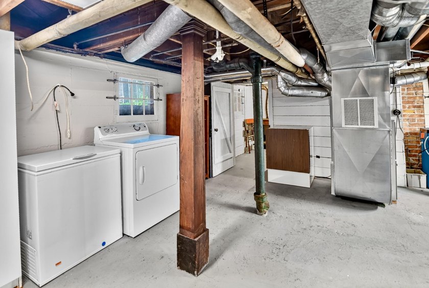 AUTHENTICALLY CHARMING DOWNTOWN HIDEOUT - Walk to everything and - photo 45