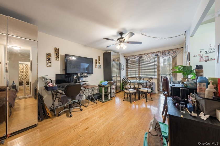 Welcome to this comfortable and conveniently located residence - photo 2