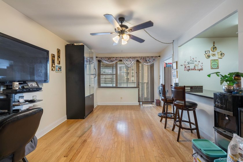 Welcome to this comfortable and conveniently located residence - photo 3
