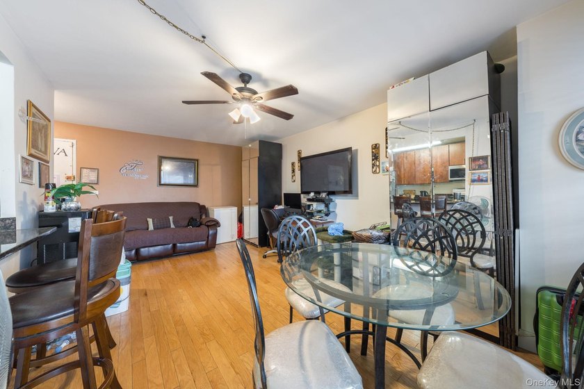 Welcome to this comfortable and conveniently located residence - photo 5