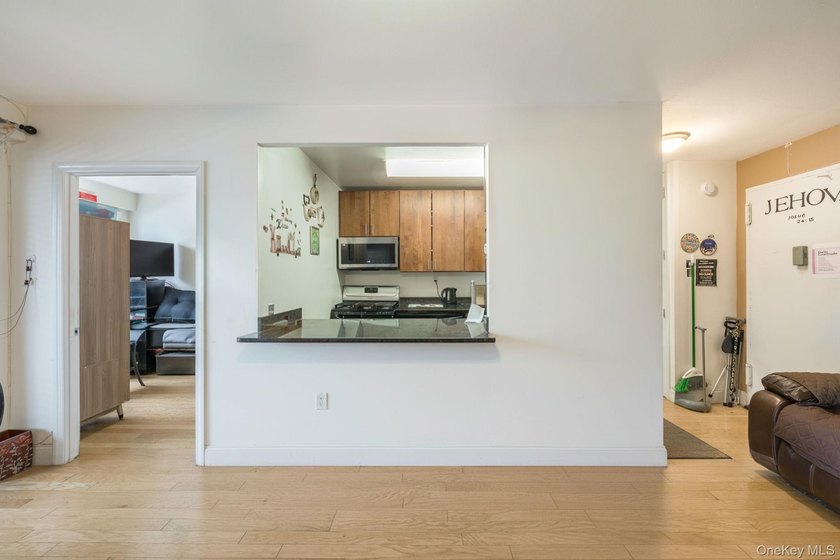 Welcome to this comfortable and conveniently located residence - photo 7