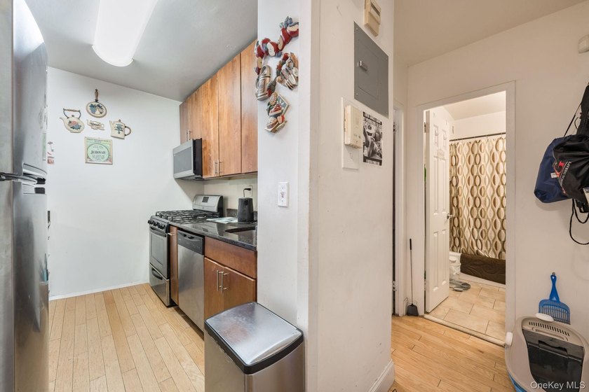 Welcome to this comfortable and conveniently located residence - photo 9