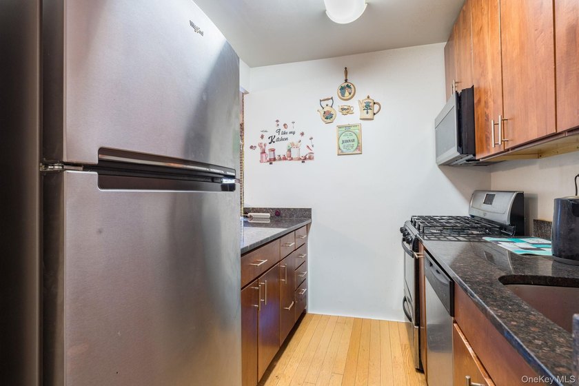 Welcome to this comfortable and conveniently located residence - photo 10