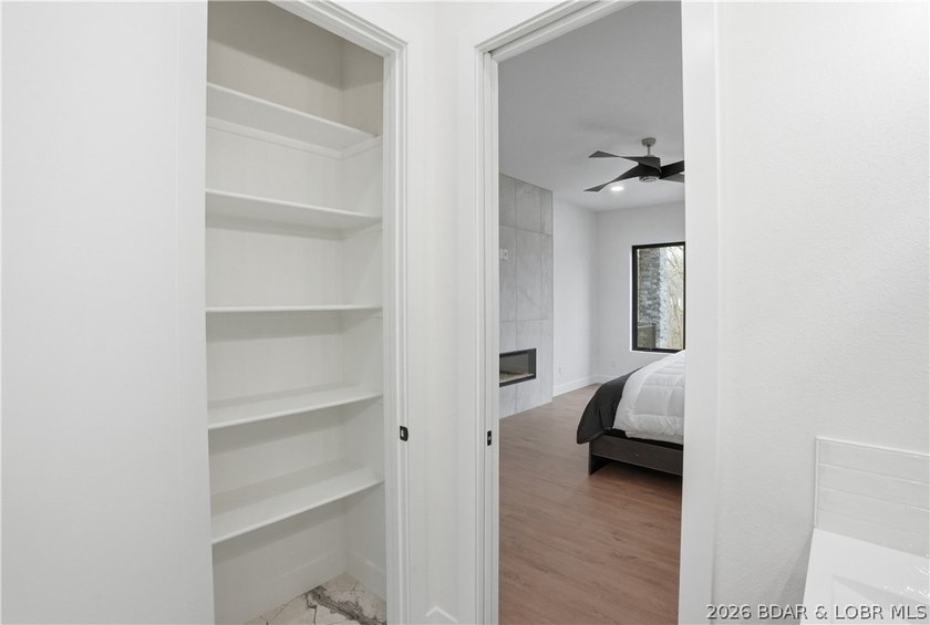 Welcome to your new modern retreat in Porto Cima. This stunning - photo 16