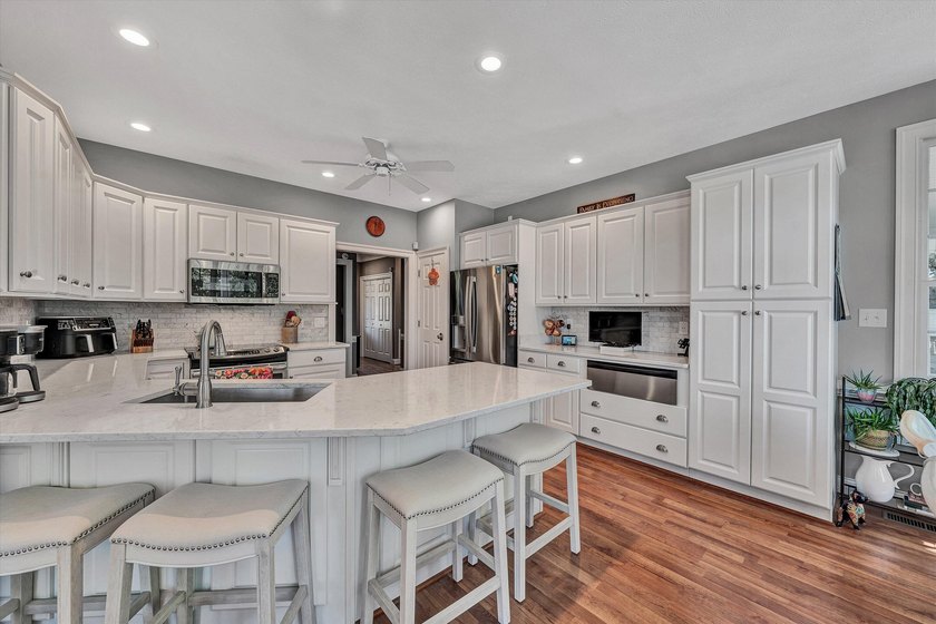 Stunning Lakefront Contemporary Designed for comfortable - photo 15