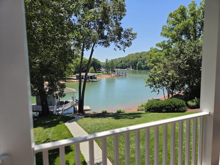 Stunning Lakefront Contemporary Designed for comfortable - photo 24