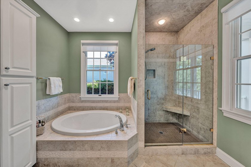 Stunning Lakefront Contemporary Designed for comfortable - photo 32