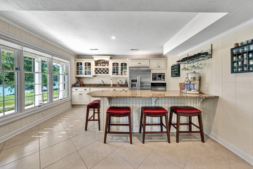 Stunning Lakefront Contemporary Designed for comfortable - photo 49