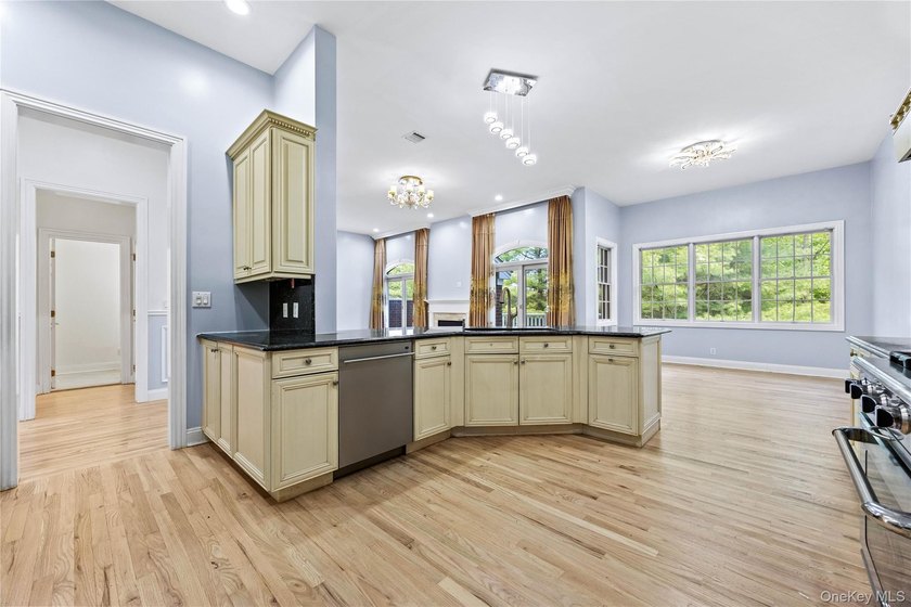 Welcome to 11 Belvedere Court, Manhasset, located within the - photo 12