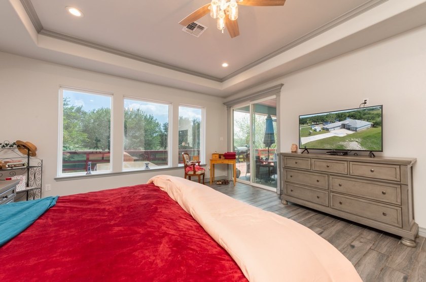 DISCOVER CASUAL, ELEGANT LAKE LIVING WITH THIS BEAUTIFULLY - photo 14