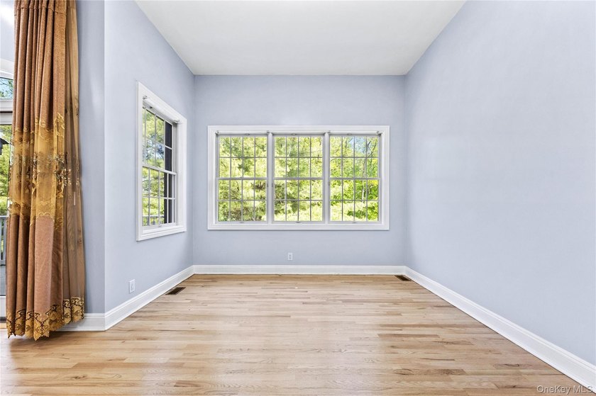 Welcome to 11 Belvedere Court, Manhasset, located within the - photo 15