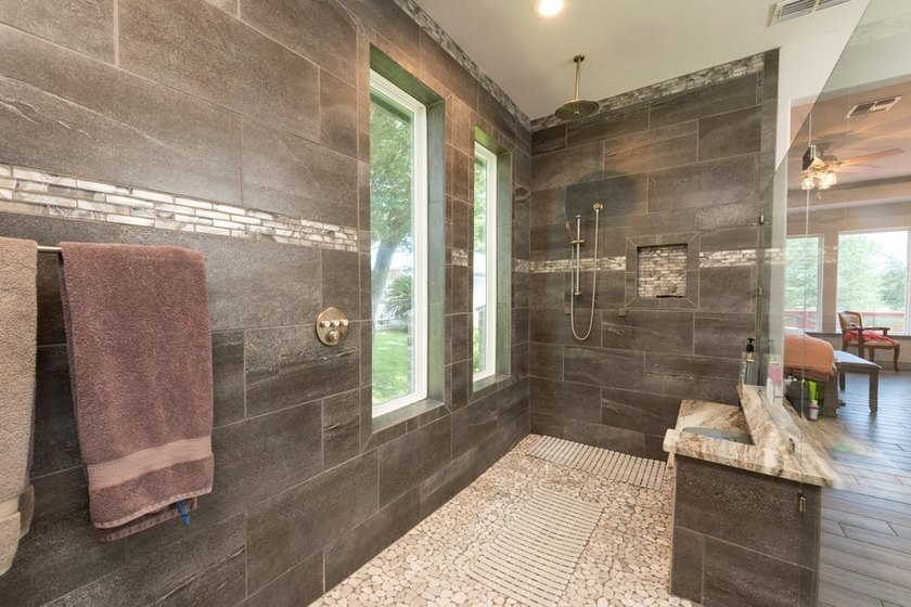 DISCOVER CASUAL, ELEGANT LAKE LIVING WITH THIS BEAUTIFULLY - photo 18