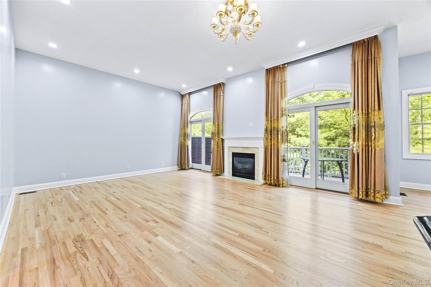 Welcome to 11 Belvedere Court, Manhasset, located within the - photo 18