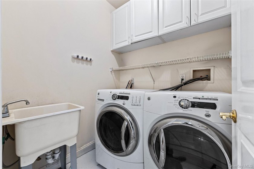 Welcome to 11 Belvedere Court, Manhasset, located within the - photo 19