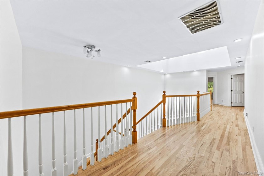 Welcome to 11 Belvedere Court, Manhasset, located within the - photo 20