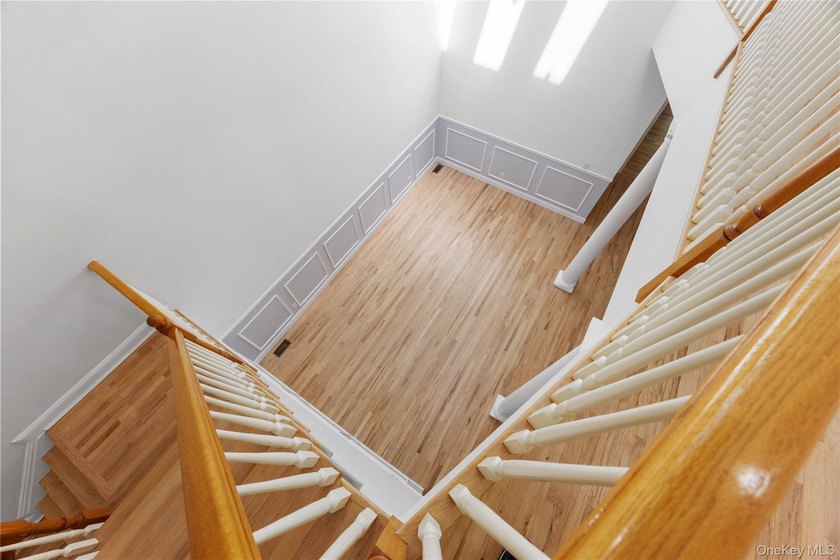 Welcome to 11 Belvedere Court, Manhasset, located within the - photo 21
