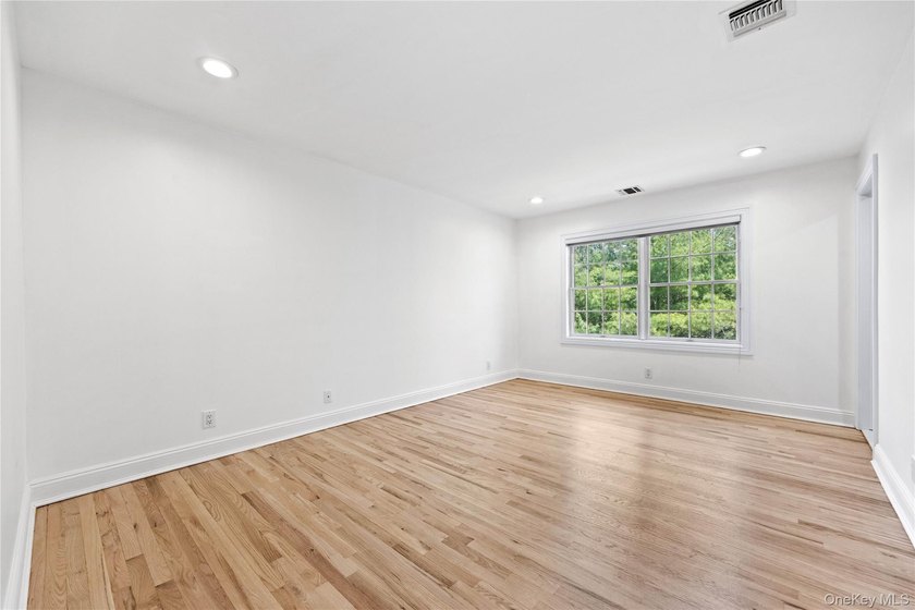 Welcome to 11 Belvedere Court, Manhasset, located within the - photo 23