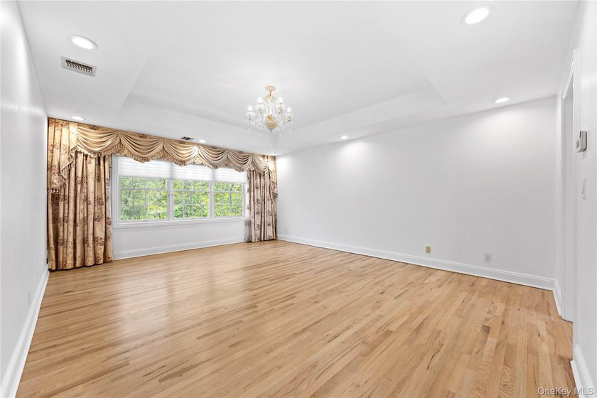 Welcome to 11 Belvedere Court, Manhasset, located within the - photo 26