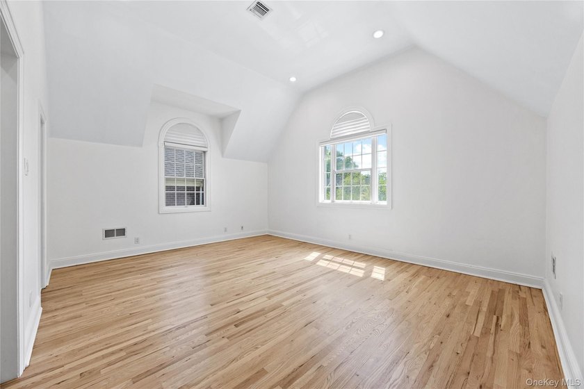 Welcome to 11 Belvedere Court, Manhasset, located within the - photo 33