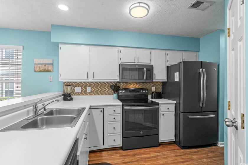 This beautiful 2 bedroom 2 bath undated unit in the gated - photo 11