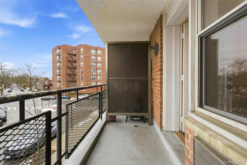Discover a rare junior 4 converted into a 2-bedroom apartment - photo 2