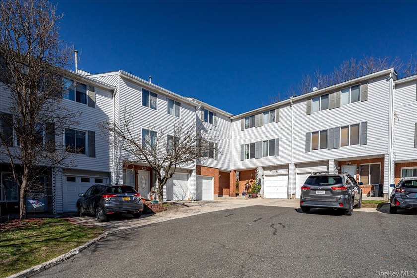 Move right into this three-bedroom, 2.5-bath townhouse with a - photo 2