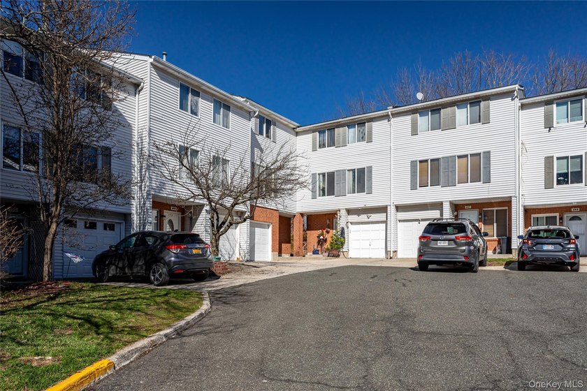 Move right into this three-bedroom, 2.5-bath townhouse with a - photo 3