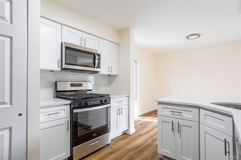 Move right into this three-bedroom, 2.5-bath townhouse with a - photo 5