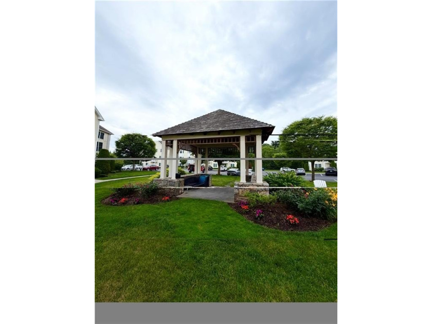 Move right in to this pristine condo located in the heart of - photo 12
