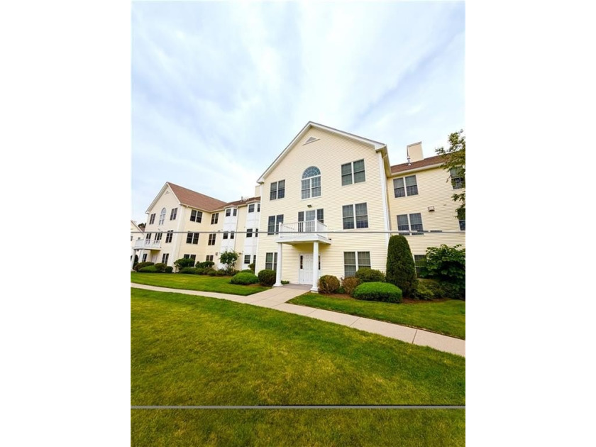 Move right in to this pristine condo located in the heart of - photo 14