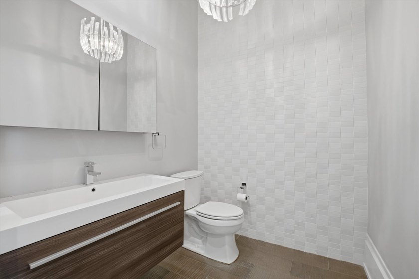 Exceptional 3-bed, 2.5 bath corner condo in a boutique elevator - photo 16
