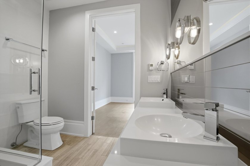 Exceptional 3-bed, 2.5 bath corner condo in a boutique elevator - photo 24
