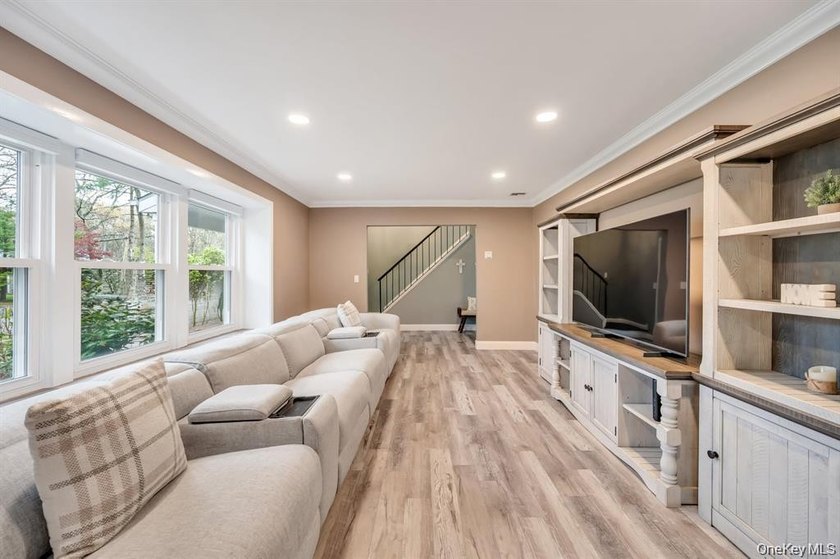 Magnificent updated and expanded Colonial offering 5 bedrooms, 3 - photo 12