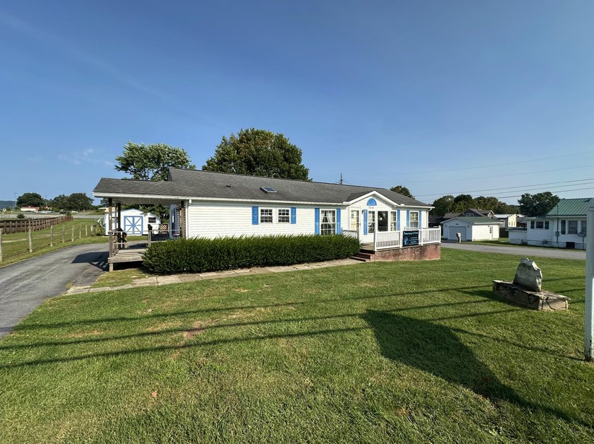 Welcome to this inviting single-story home, perfectly situated - photo 15