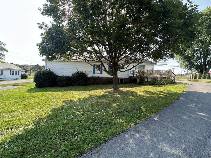 Welcome to this inviting single-story home, perfectly situated - photo 25