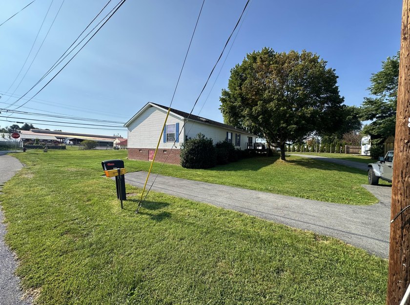 Welcome to this inviting single-story home, perfectly situated - photo 26
