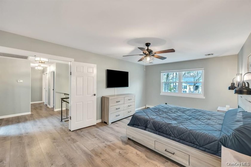 Magnificent updated and expanded Colonial offering 5 bedrooms, 3 - photo 31
