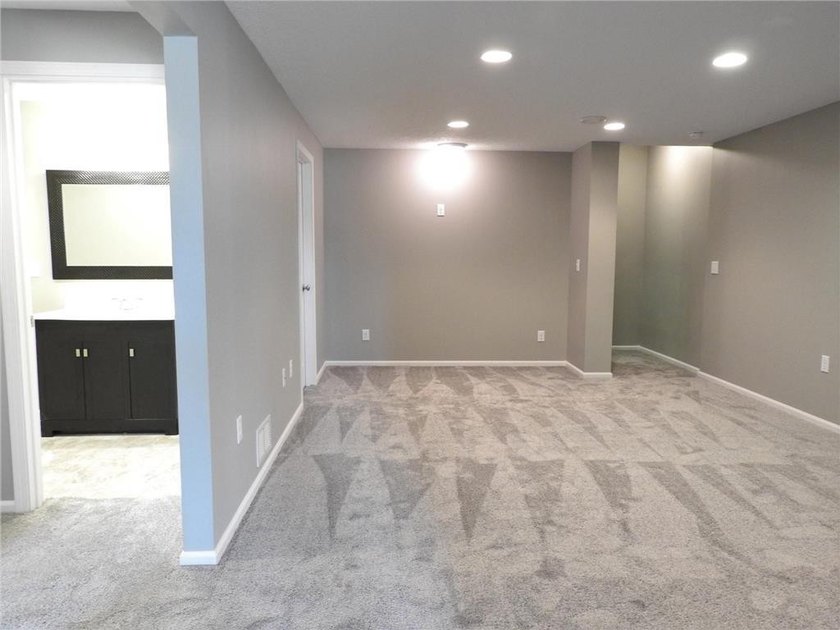 Detached townhome with pond views and a versatile 4-bedroom - photo 11