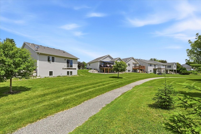 Detached townhome with pond views and a versatile 4-bedroom - photo 17
