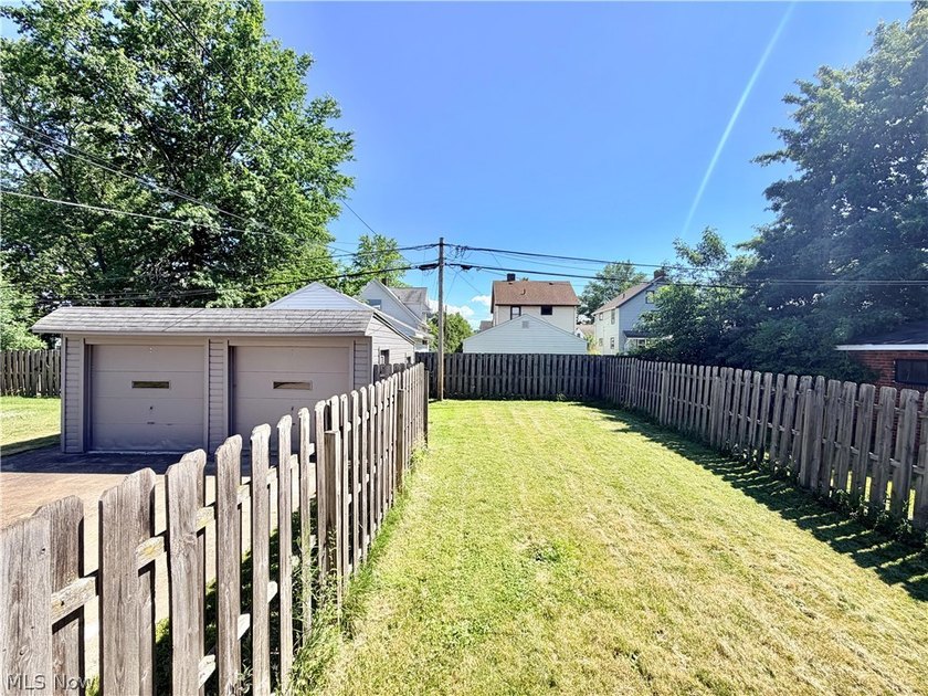 Welcome home to this fully remodeled, move-in-ready Cape Cod - photo 23