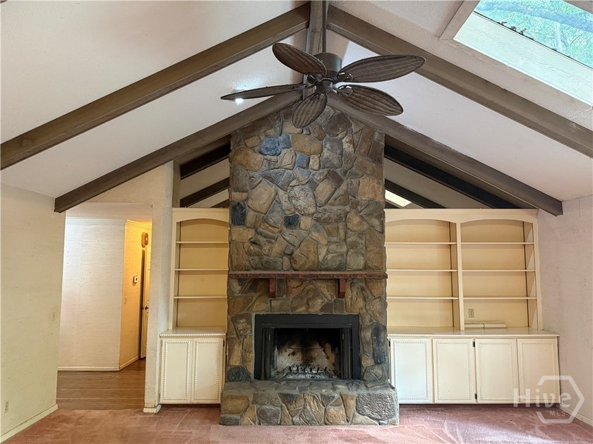 Very spacious and terrific floor plan at the Landings needing - photo 12