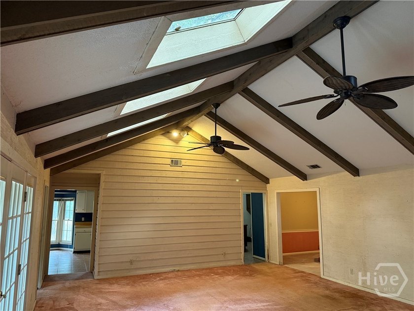 Very spacious and terrific floor plan at the Landings needing - photo 14