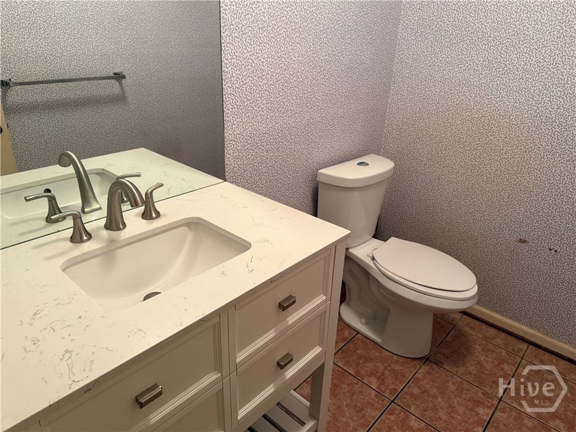 Very spacious and terrific floor plan at the Landings needing - photo 25