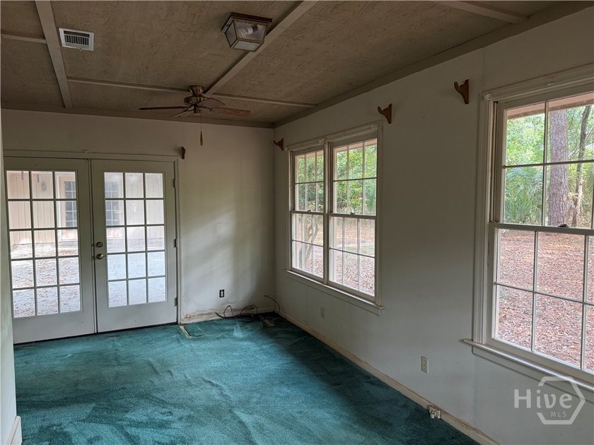 Very spacious and terrific floor plan at the Landings needing - photo 28