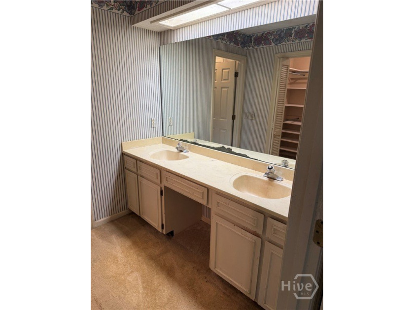 Very spacious and terrific floor plan at the Landings needing - photo 32