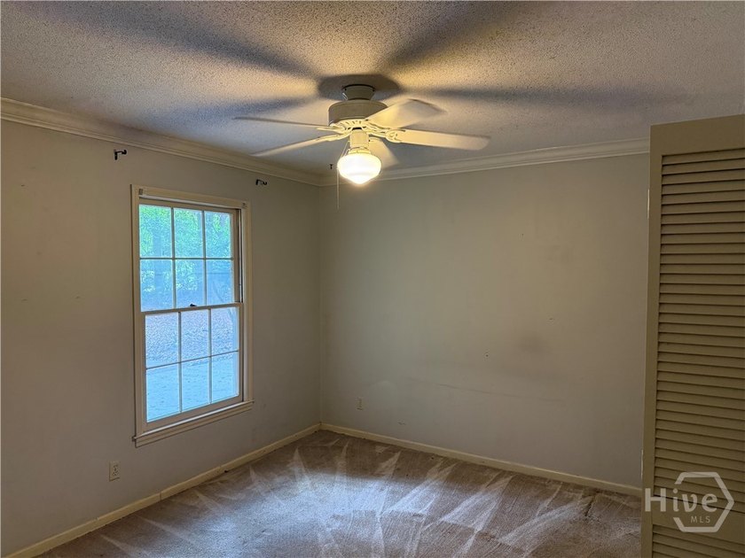 Very spacious and terrific floor plan at the Landings needing - photo 37