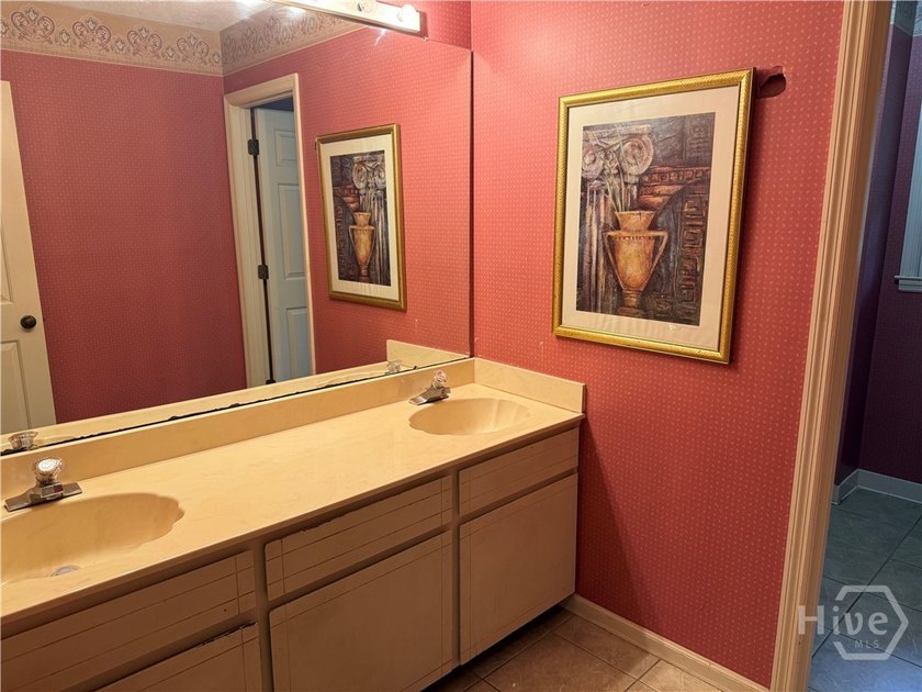 Very spacious and terrific floor plan at the Landings needing - photo 38